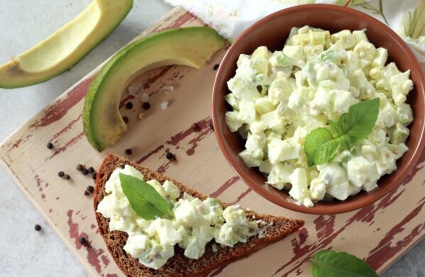 Продукты
Яйца - 3 шт.
Авокадо спелый - 1 шт.
Сметана или майонез - 3 ст. л.
Горчица французская - 0,5 ч. л.
Соль - по вкусу
Перец черный молотый - по вкусу
