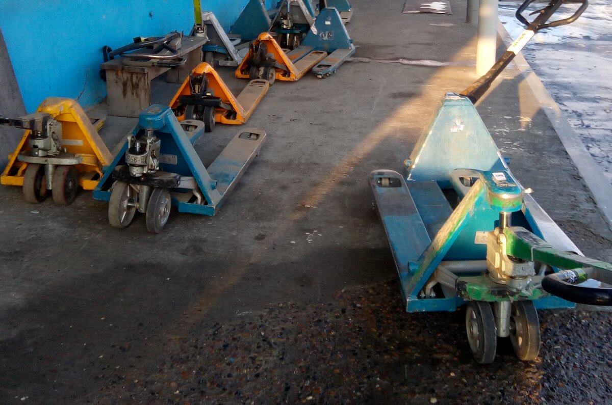 Тележки привезли на ремонт после нещадной эксплуатации (фото автора)