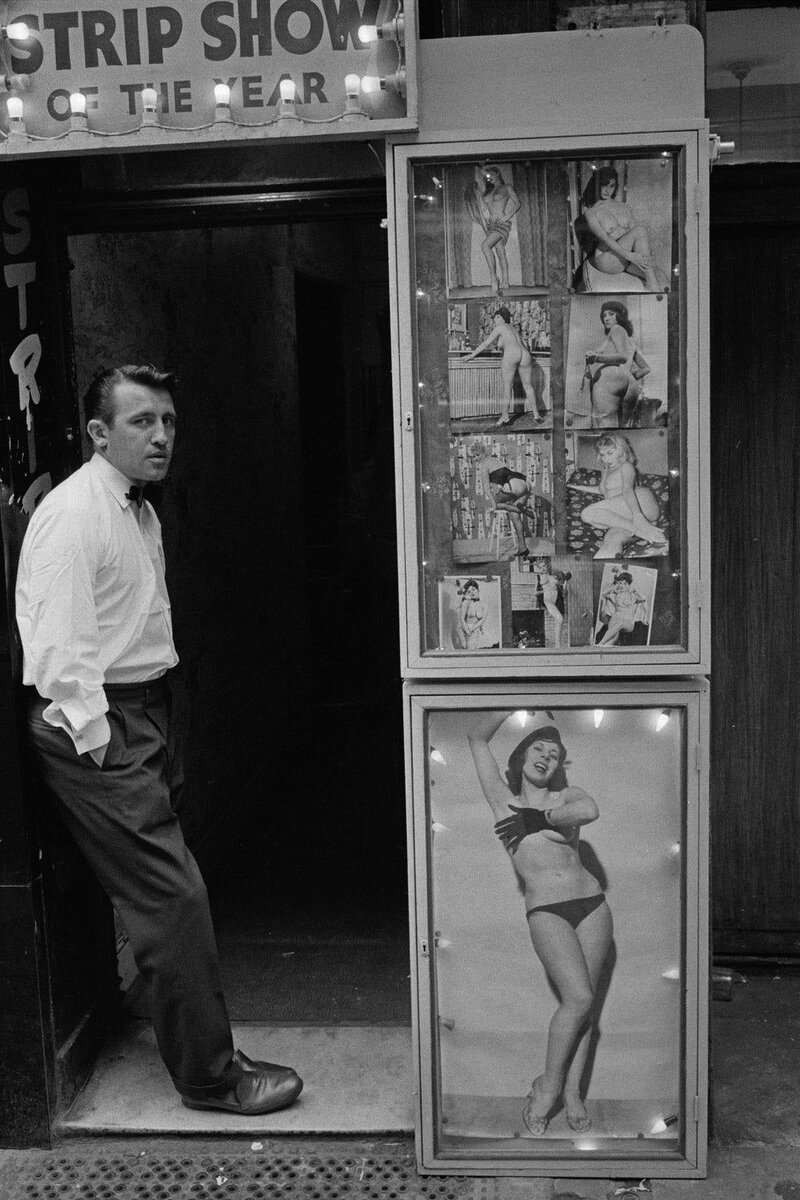 Мужчина у входа в стриптиз-клуб в Сохо, Лондон, апрель 1961 года.