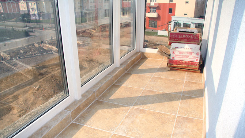 Плиточный пол на застекленном балконе — идеальное решение 