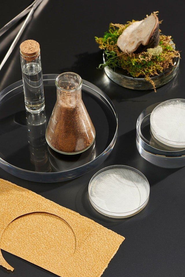 Вот так выглядит веганская кожа Bolt Threads  
