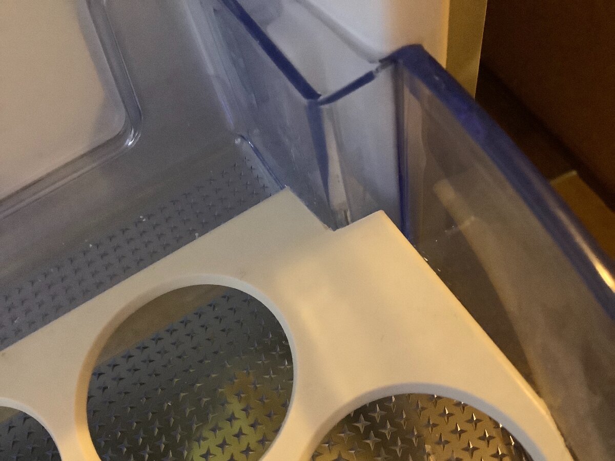 Выпиливались углы обычным лобзиком. Фото автора