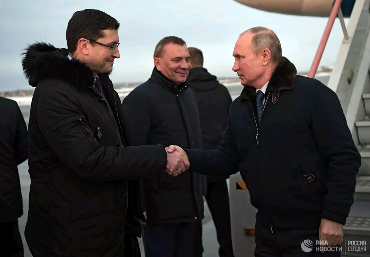 Неестественное положение правой руки? Или мне показалось?