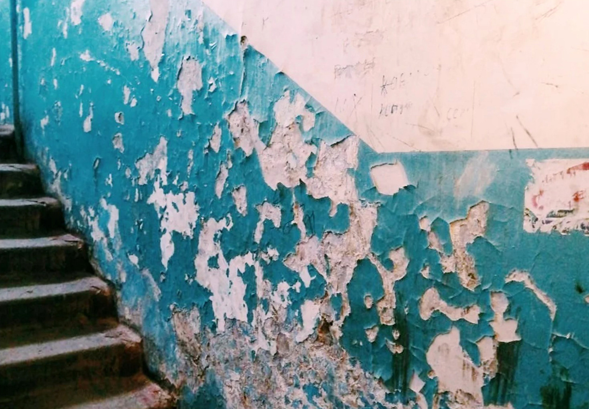 Перечень работ, относящихся к текущему ремонту общедомового имущества, включает в себя восстановление отделки стен, потолков и полов отдельными участками в подъездах многоквартирных домов