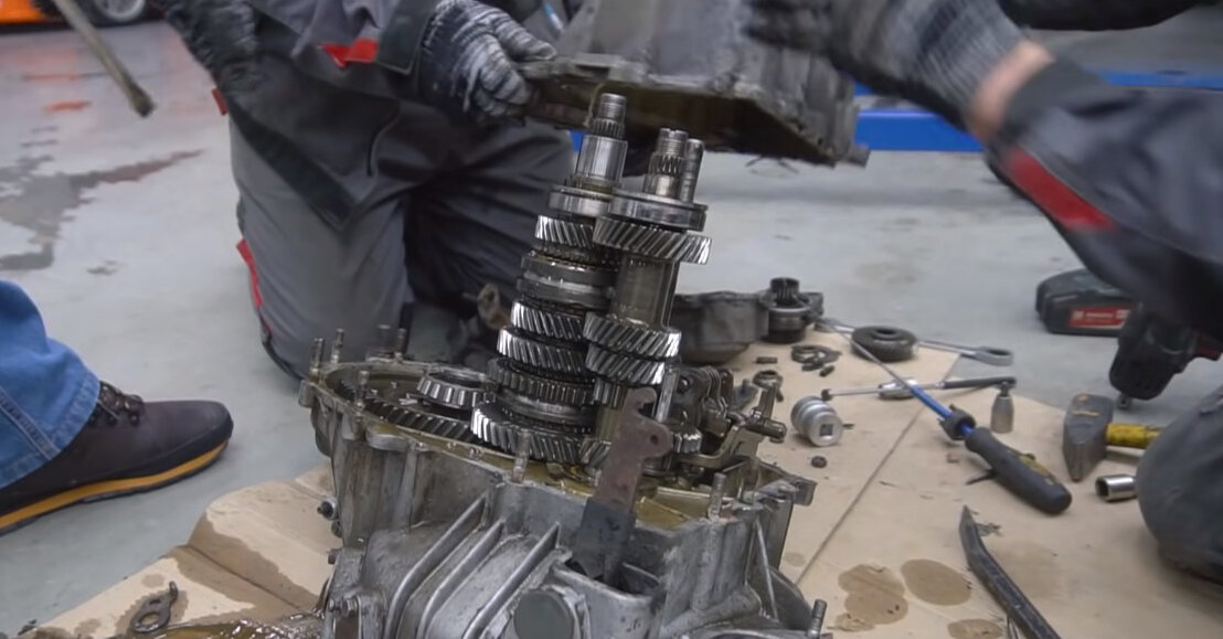 Чтоб снять дифференциал, нужно открутить шестерни