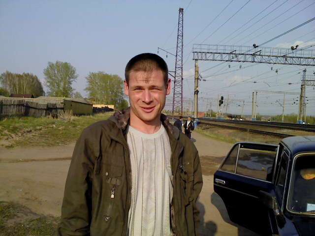 Старший сын рядом с машиной. Фото автора. 