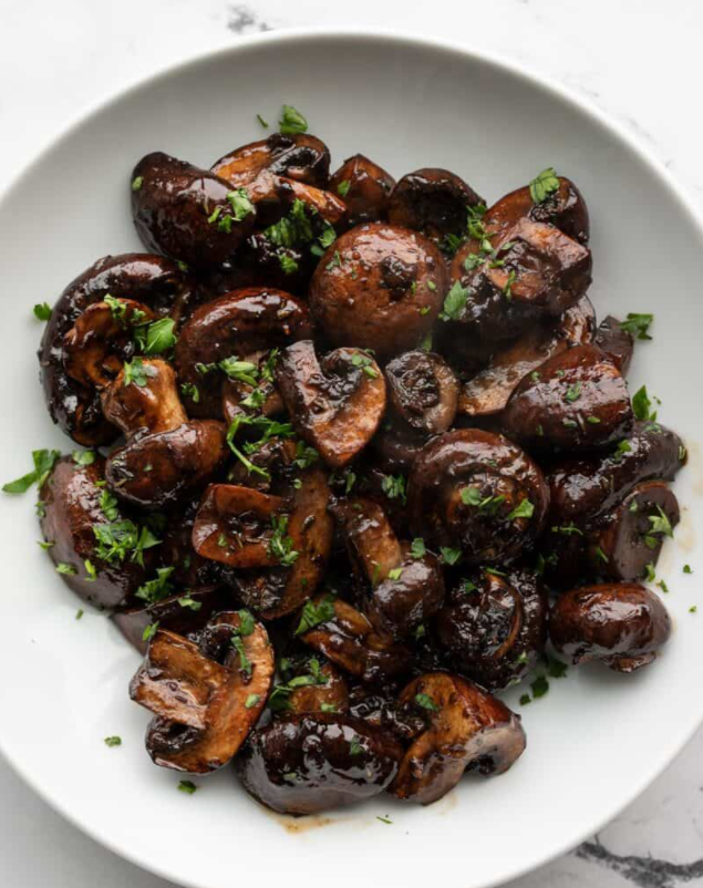 Бальзамические жареные грибы - легкий гарнир или закуска, пропитанные чесноком, травами и острым бальзамическим уксусом для максимального вкуса