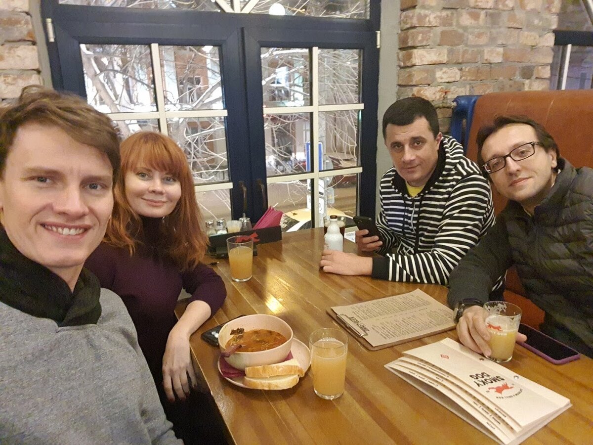 В баре Smoky Dog в Перми с моими тру-блогерами и путешественниками