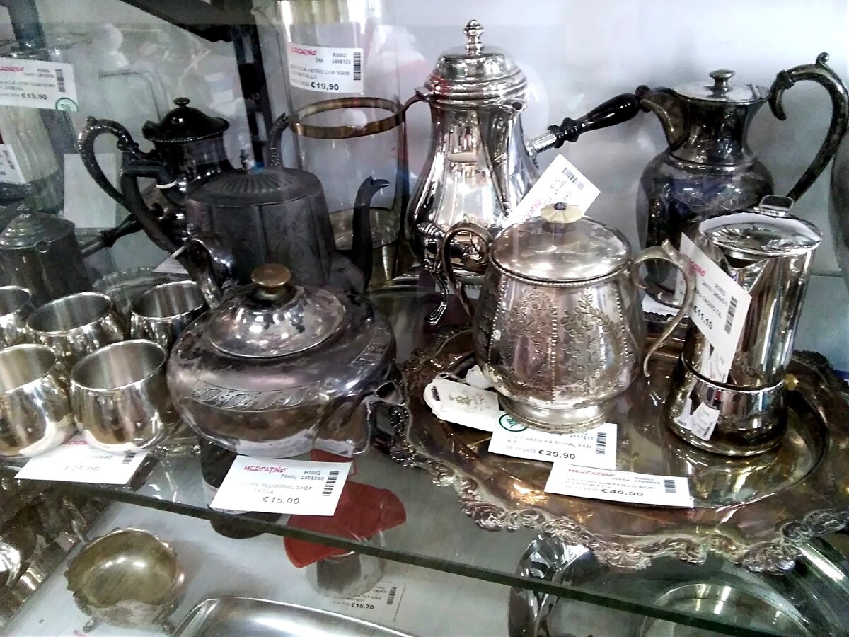 Рим, магазин антиквариата в районе Garbatella, фото автора 