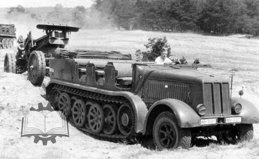 Полугусеничный тягач Sd.Kfz.8, он предназначался для перевозки тяжелой артиллерии, включая орудия калибра 173 и 211 мм.