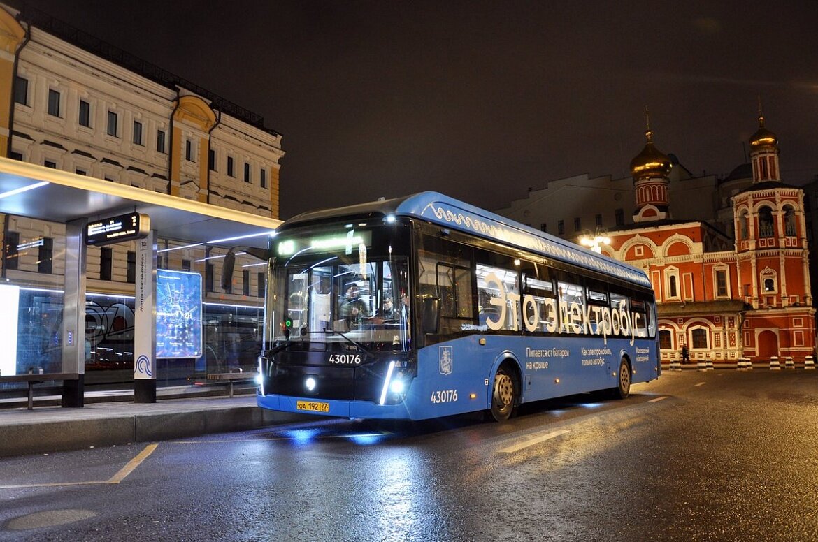 автобус на маршруте в москве