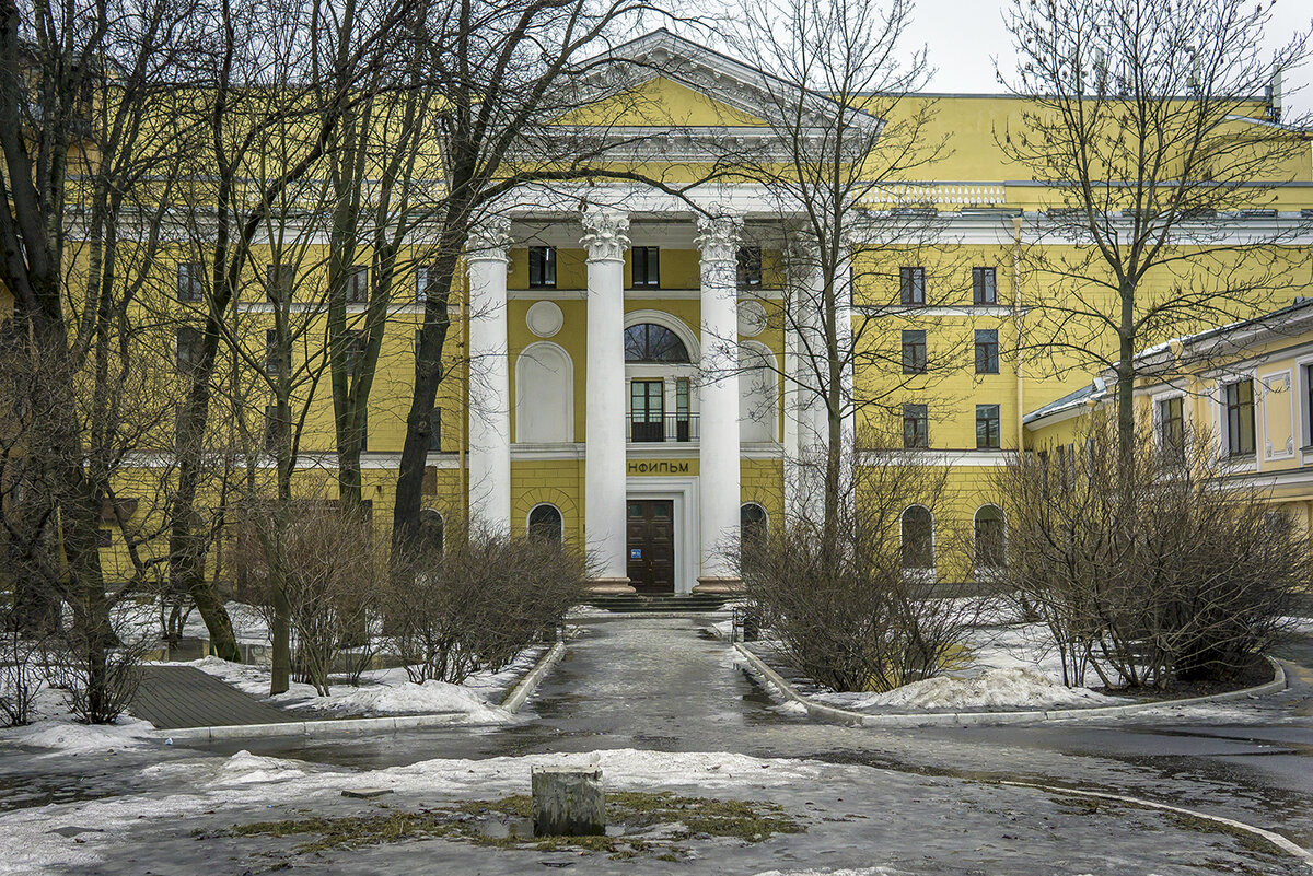 Главное здание "Ленфильма" построили в 1950-е годы после постановления советского правительства о реконструкции киностудий Москвы и Ленинграда. Главный фасад нового здания решен в стиле "сталинского неоклассицизма". Фото: В.Кононов.