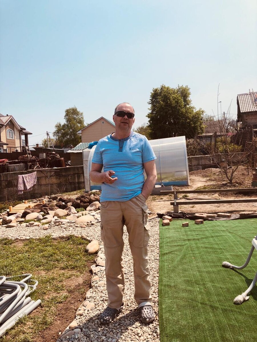 Хозяин рассказывает о своих свершениях на только что сделанной дорожке