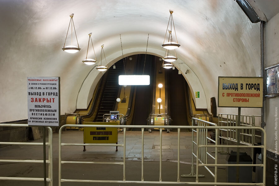 схема выходов метро площадь революции. станция метро площадь революции выходы. метро охотный ряд выходы. станция метро театральная. метро площадь революции выход 10.