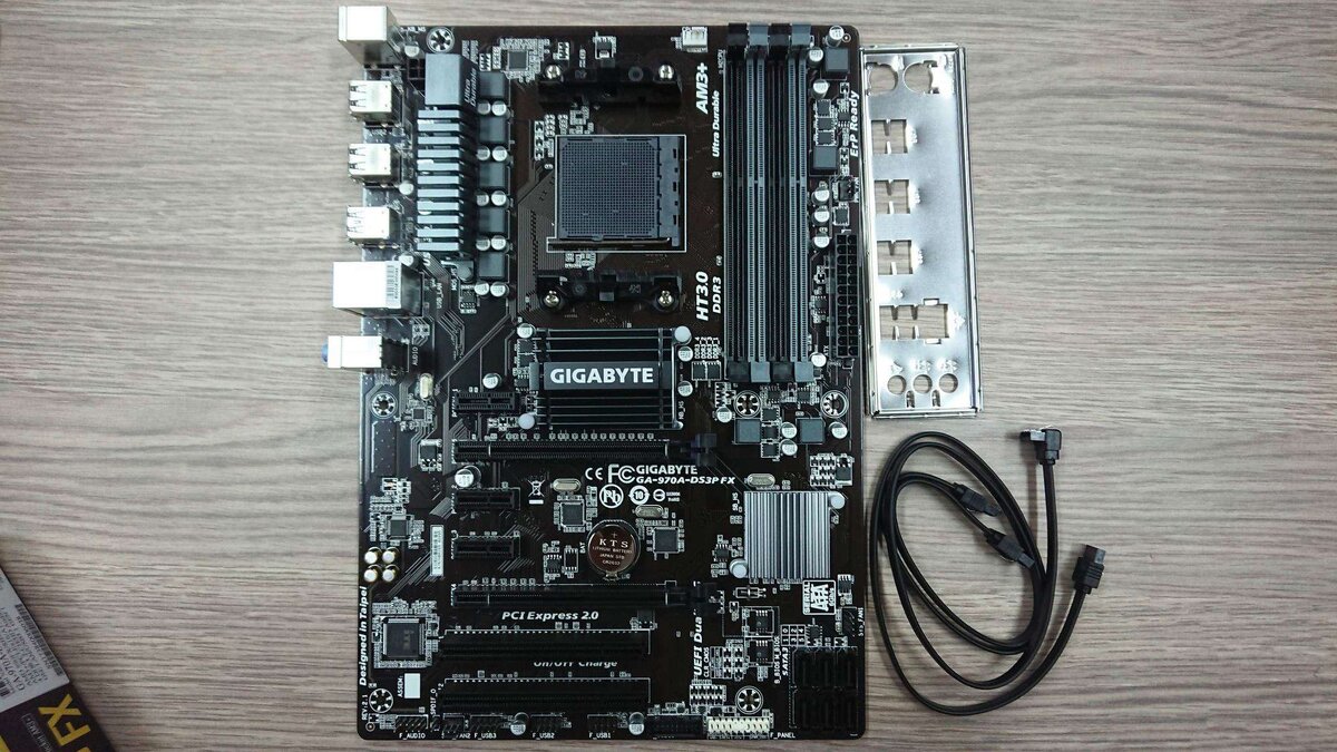 материнская плата ds3p подходит для подключения 5 видеокарт,достаточно бюджетная,можно приобрести б/у в районе 3-5 тысяч рублей