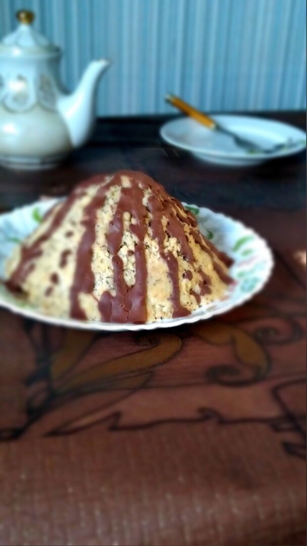 На фото, мой  первый и вполне успешный, торт - "Муравейник"