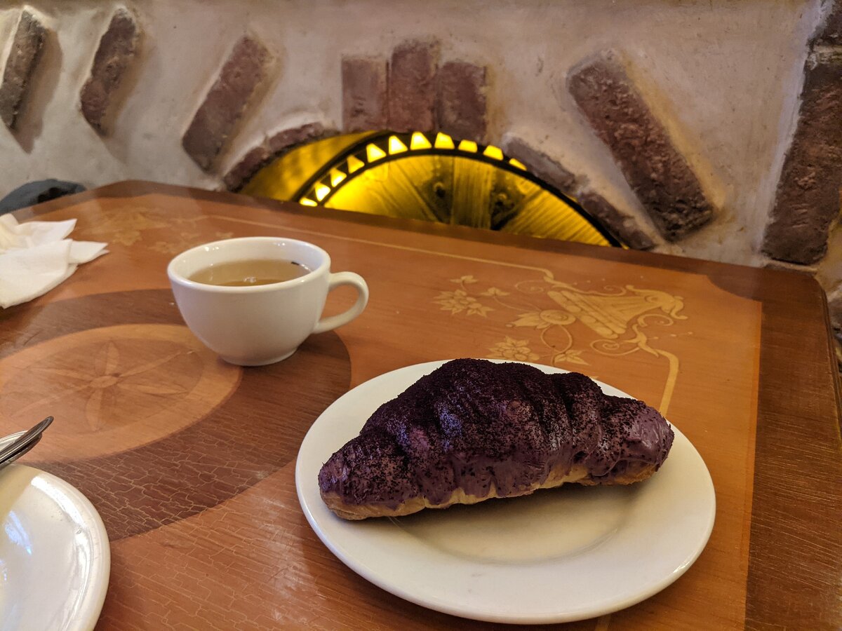 Круассан в кофейне - хороший вид читмила