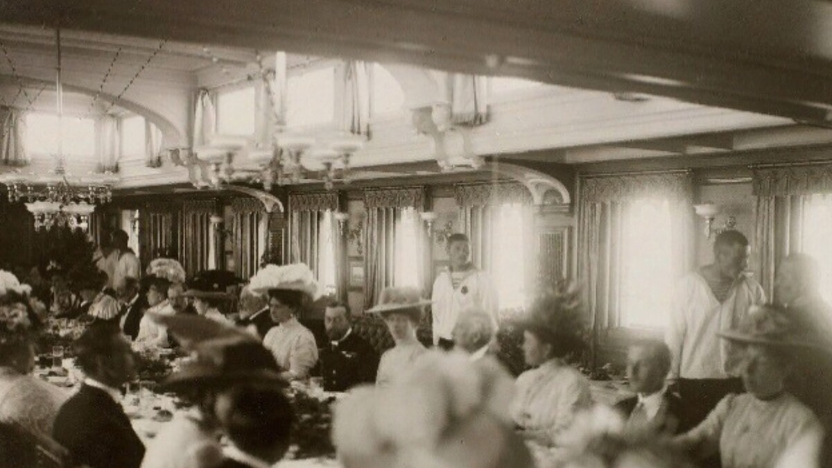 Обед царской семьи на яхте "Штандарт".