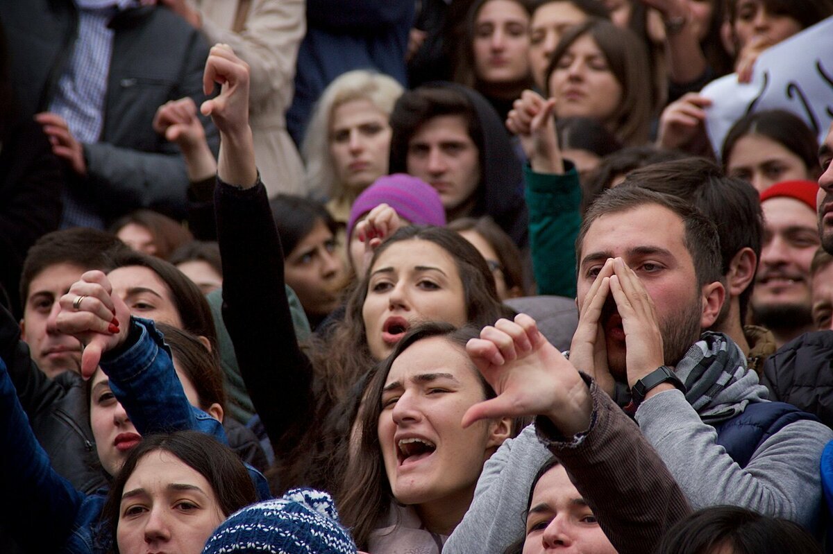 Многое в людях. Толпа. Протесты молодежи. Агрессивная толпа. Недовольная толпа.