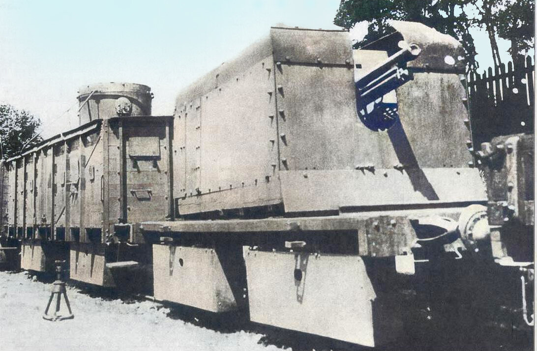 В таком виде бронепоезд вступил в строй в августе 1914 года. На переднем плане артиллерийская бронеплощадка открытого типа, за ней пулеметный вагон с командирской башенкой.