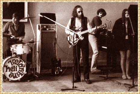 Группа "Вянторель". Хотя на бочке у ударника еще написано "Подвальный звук". Слева направо: Тиит Плакс, Виллар Ряхн, Андрес Валконен, Лагле Альпиус.