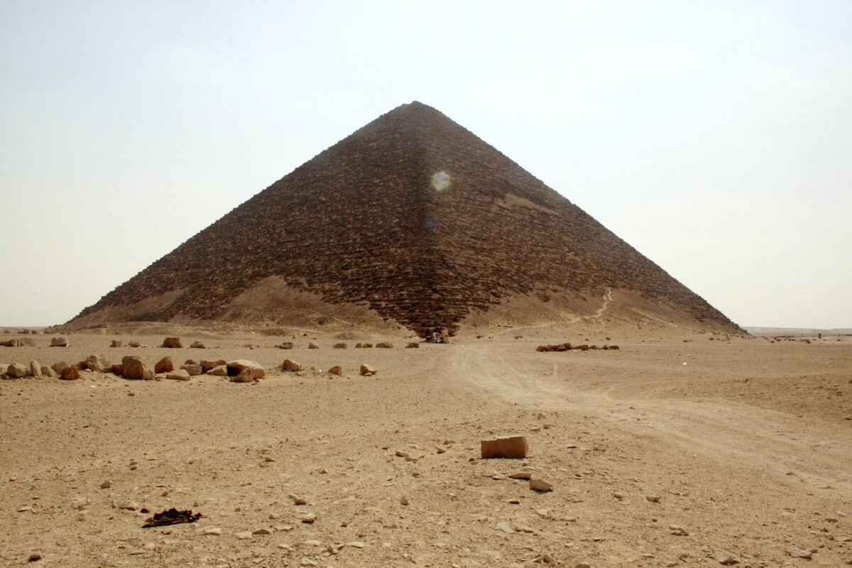 Тот родил его фараон 6 букв сканворд. Пирамида Амени Кемау Дахшур. Мемфис пирамида. Розовая пирамида Каир. Розовая пирамида доклад.