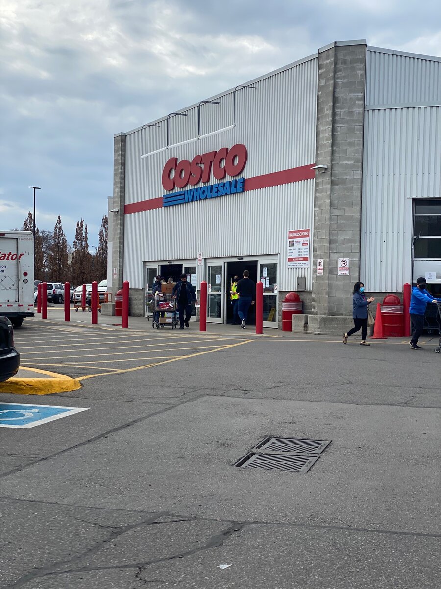 В Канаде –  103 магазина Costco, 16 из них расположены в Торонто. Фото автора. 