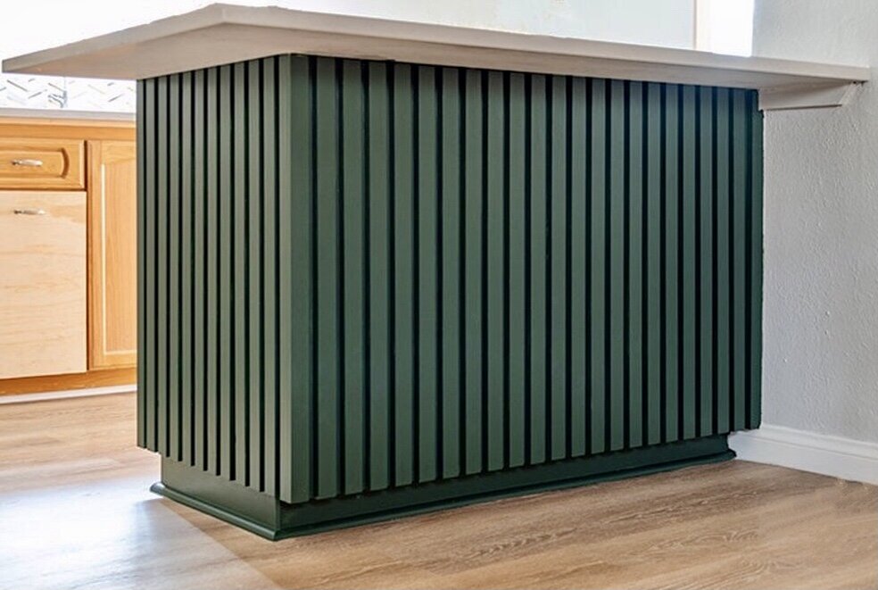 Как легко обновить шкаф, стол или кухонный остров с помощью деревянных реек за 4 шага. Фото: anidiylife/pinterest.es