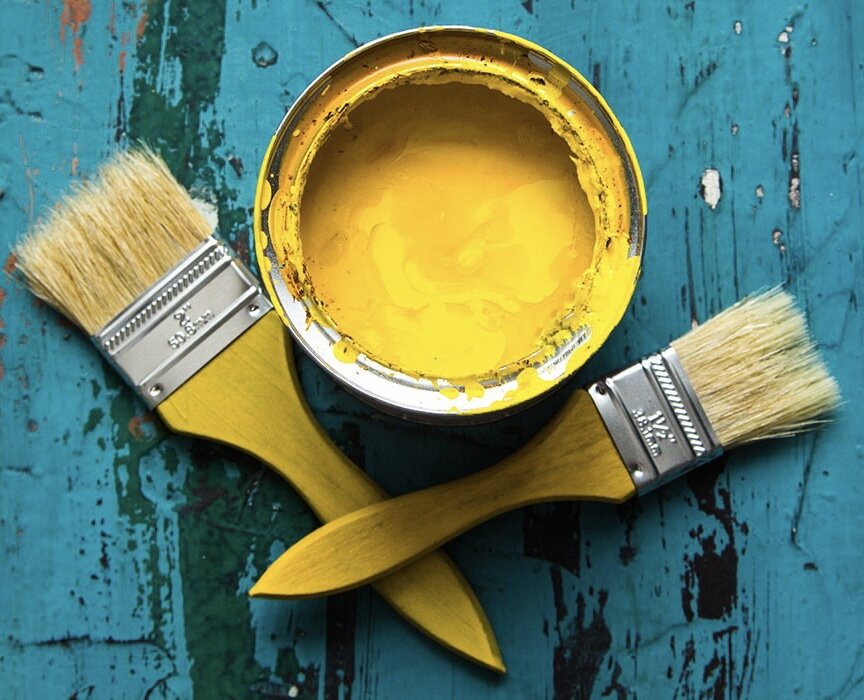 Краска желтая. Кисть с желтой краской. Желтая краска для стен. Кисточка с желтой краской.