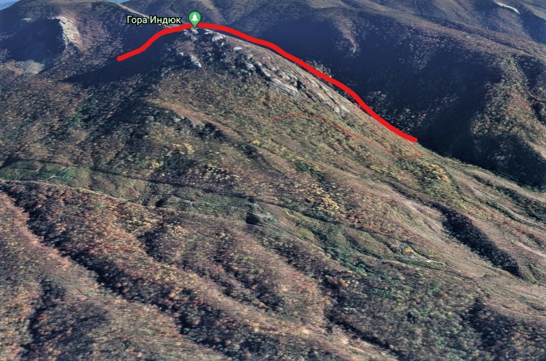 Если смотреть на гору с высоты Гойтхского перевала, где велось строительство входа в тоннель, то она похожа на голову индюка 