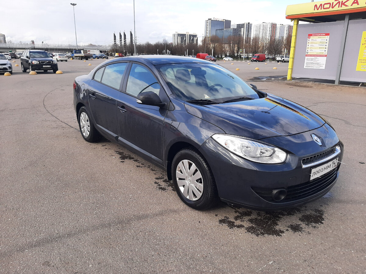 Вот он, герой нашего обзора! Очень неоднозначный по внешности и просторный внутри, Renault Fluence!