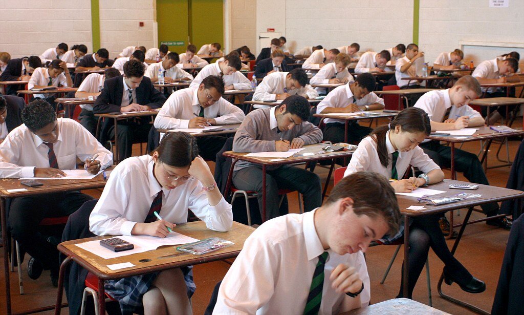 Экзамены в высших учебных заведениях. Экзамен в Англии GCSE. Экзамен школа Англия. Старшая школа в США. Экзамены в школах США