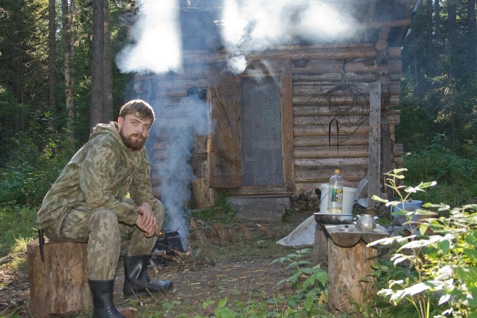 Человек уходит в лес тайгу