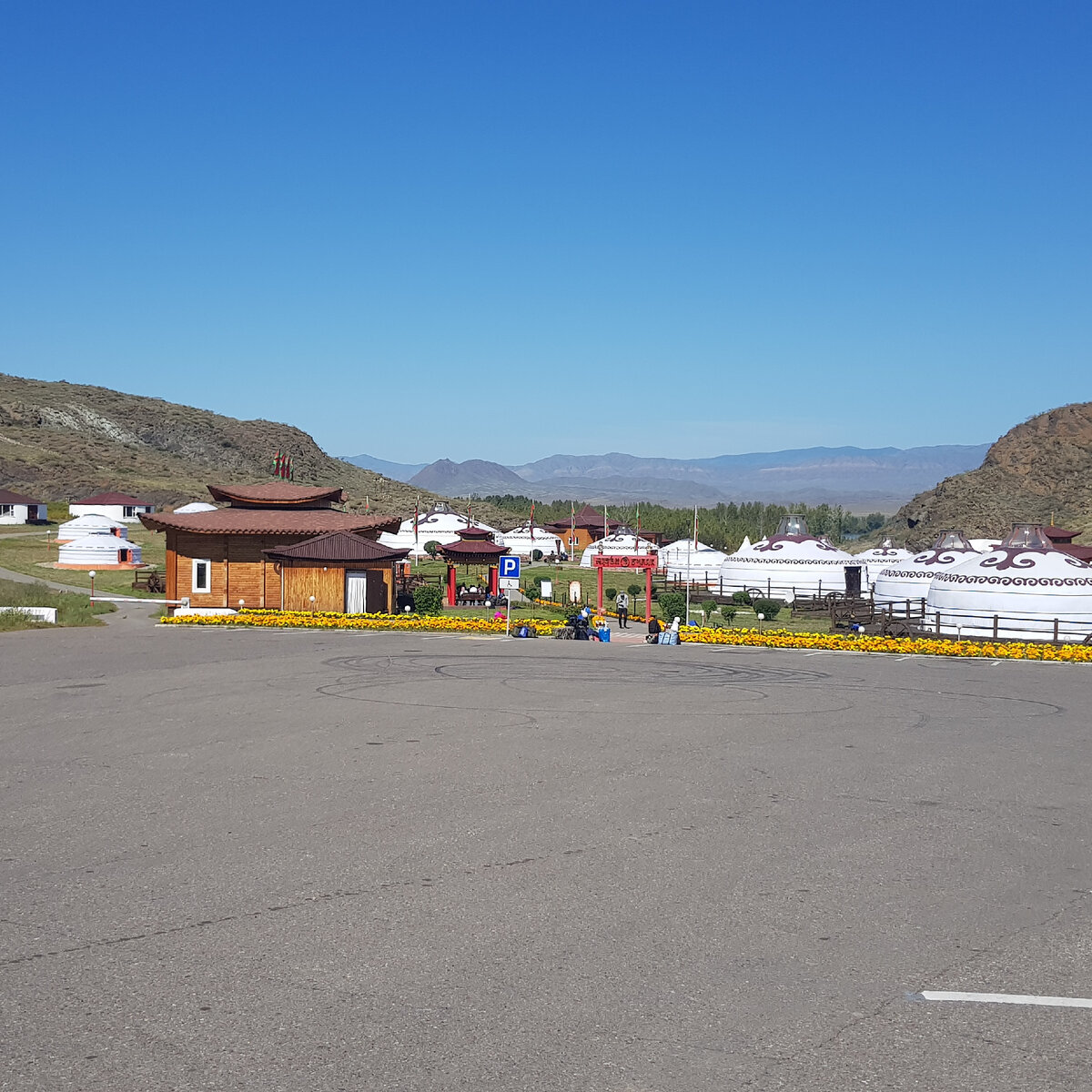 Расположен комплекс на берегу Енисея, в 45 километрах к западу от столицы Тувы города Кызыла.
Идея проекта комплекса несет в себе важное смысловое значение и выполнена в виде макета Вселенной, движения планет в галактике. Солнце и планеты представлены в виде юрт. Расположение юрт рассчитано в соответствии с древним восточным учением «Фэншуй».