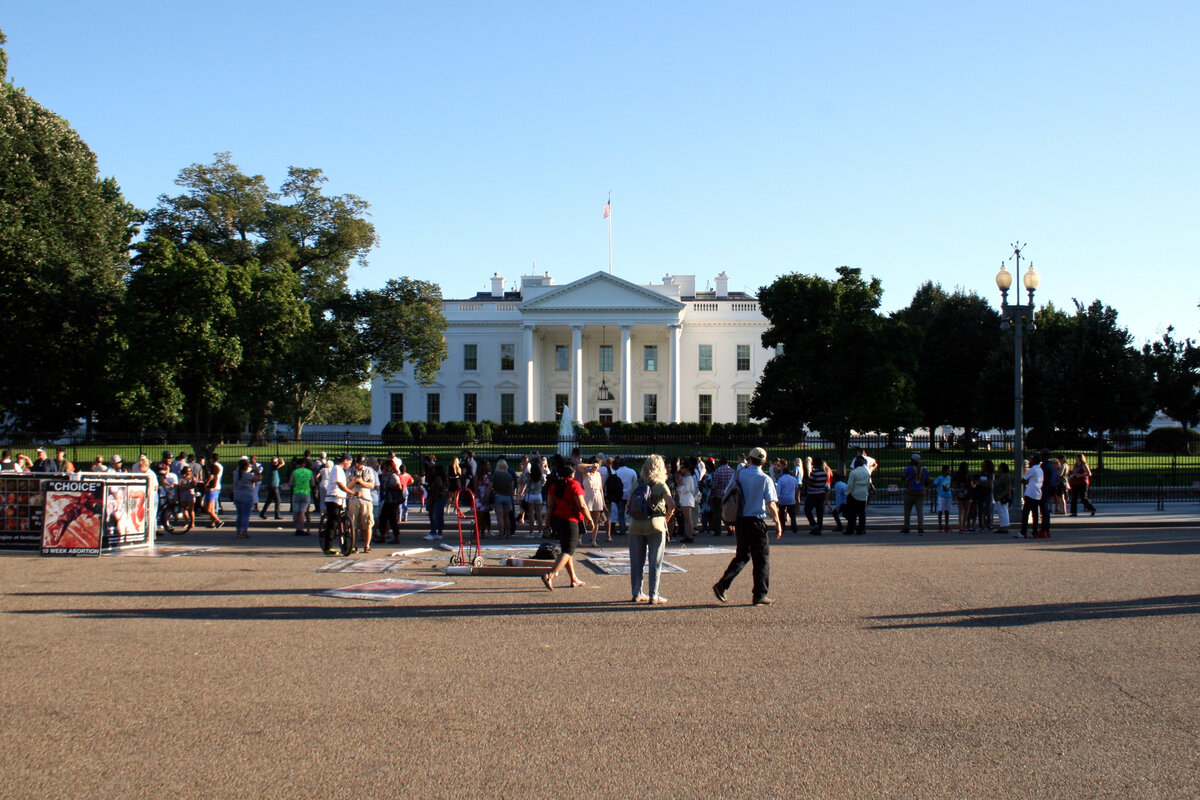 Белый дом в 2017 г. Рядом какие-то протесты и туристы.