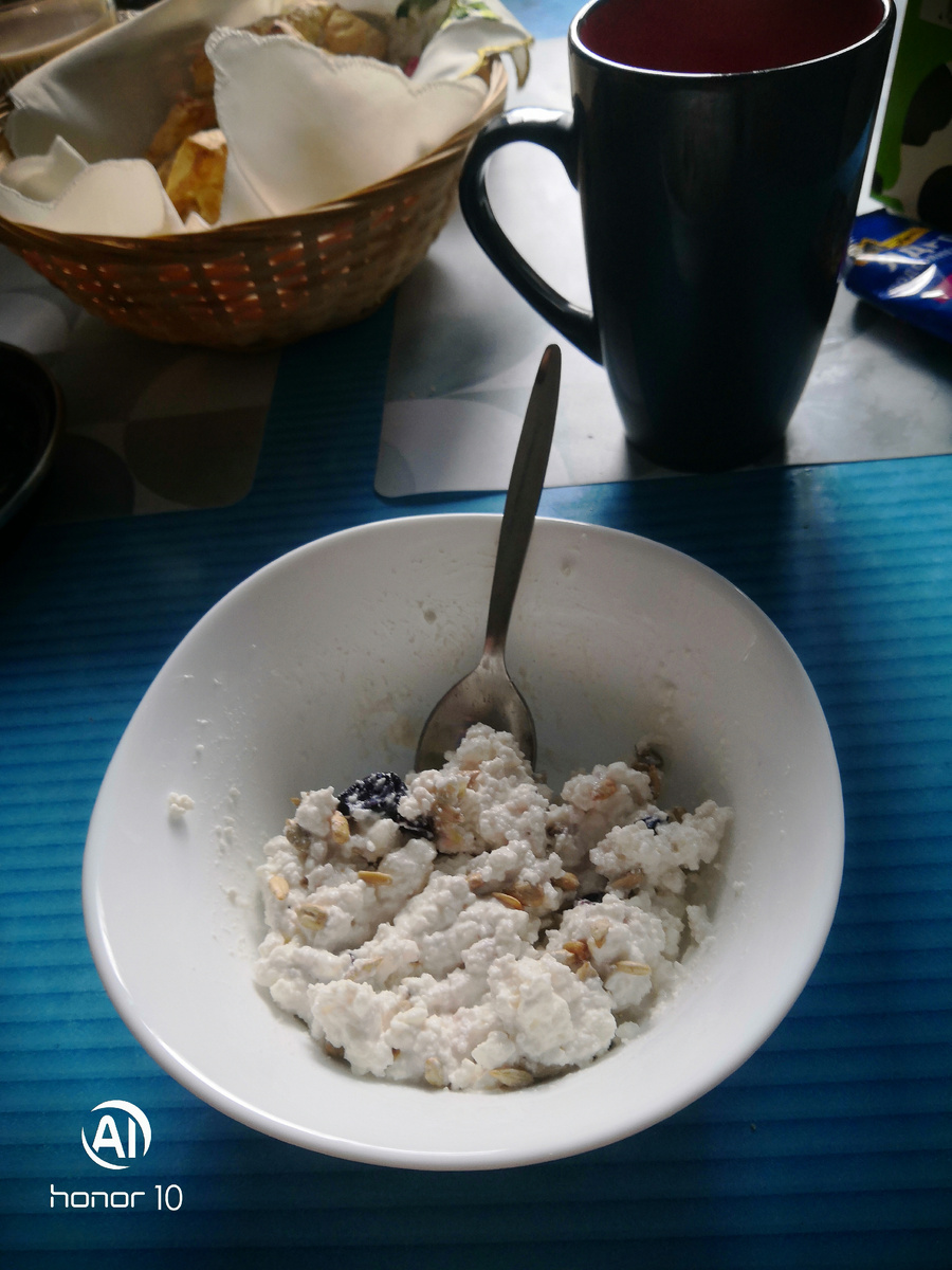 Творог с семечками и виноградом. 