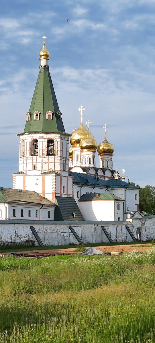 Вдоль стен ведутся какие-то работы, благоустраивается территория 