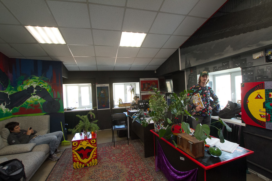 Офис у ребят вполне оправдывает слово «креативный» в названии компании: тут и диджейские вертушки, и расписанные в разной технике стены, и милый домашний ковер с цветочками. Когда ввели ограничительные меры по COVID, ребята вначале перешли на удаленку. Но долго работать так не смогли. Вначале вышли Евгений с Кириллом (на фото справа), потом Денис (на диване) и Анна — она занимается франшизами.