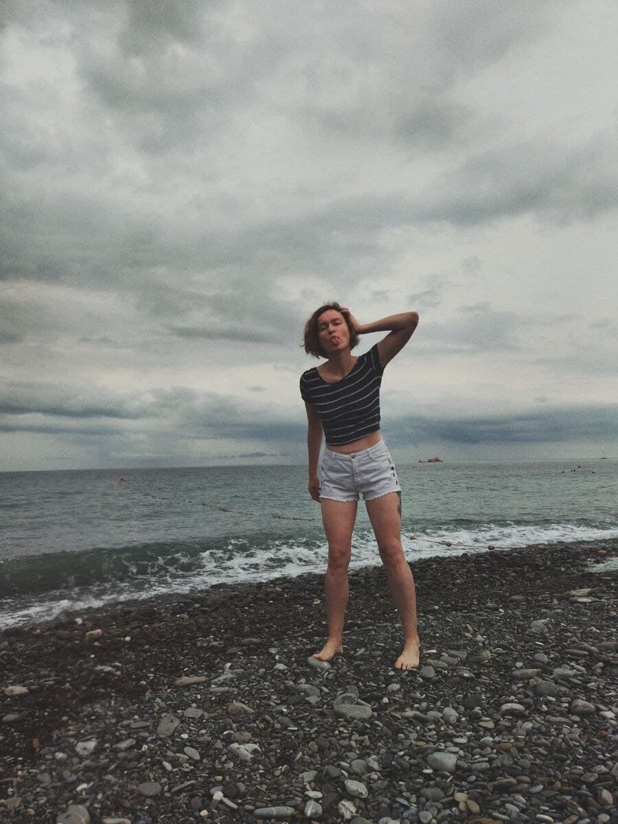 На пляже в Лазаревском Сочи