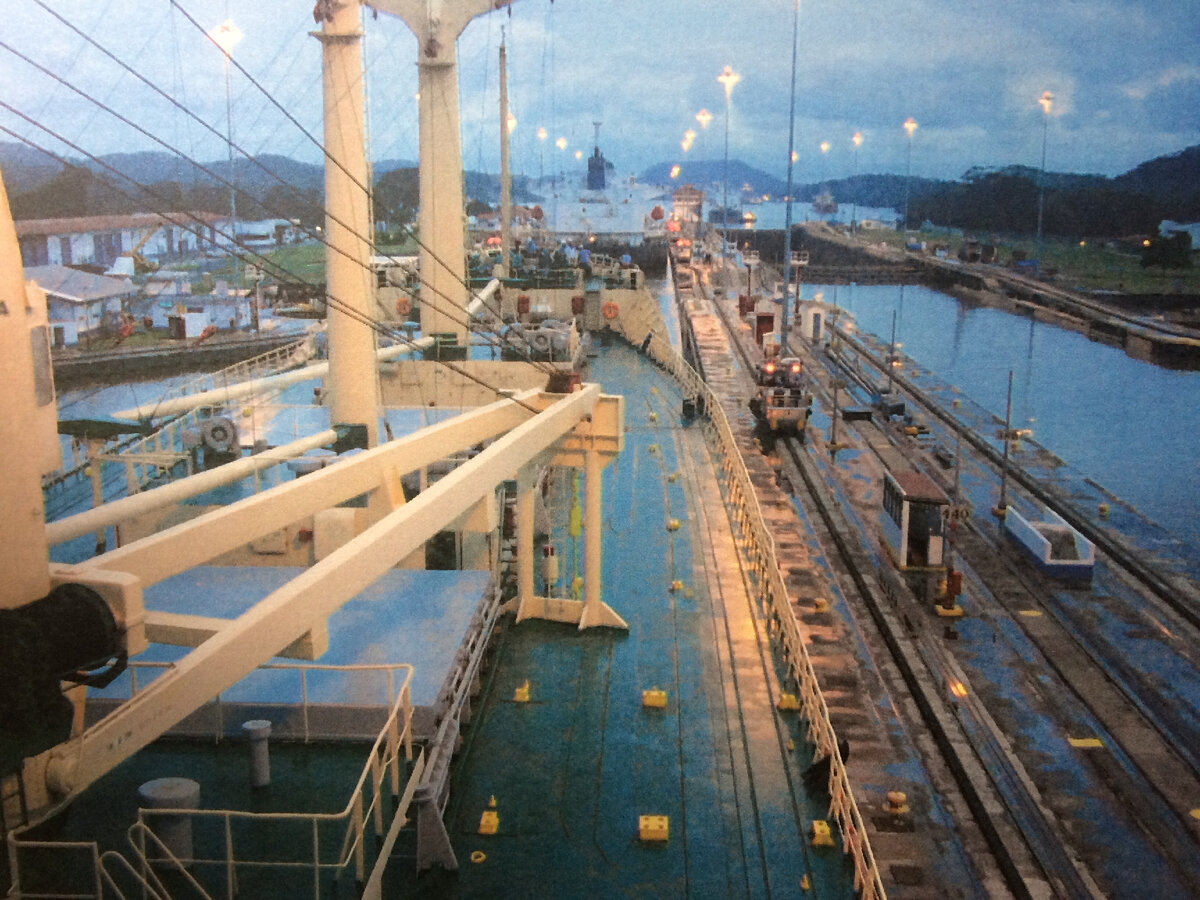 Канал  красив  в  ночных  огнях.