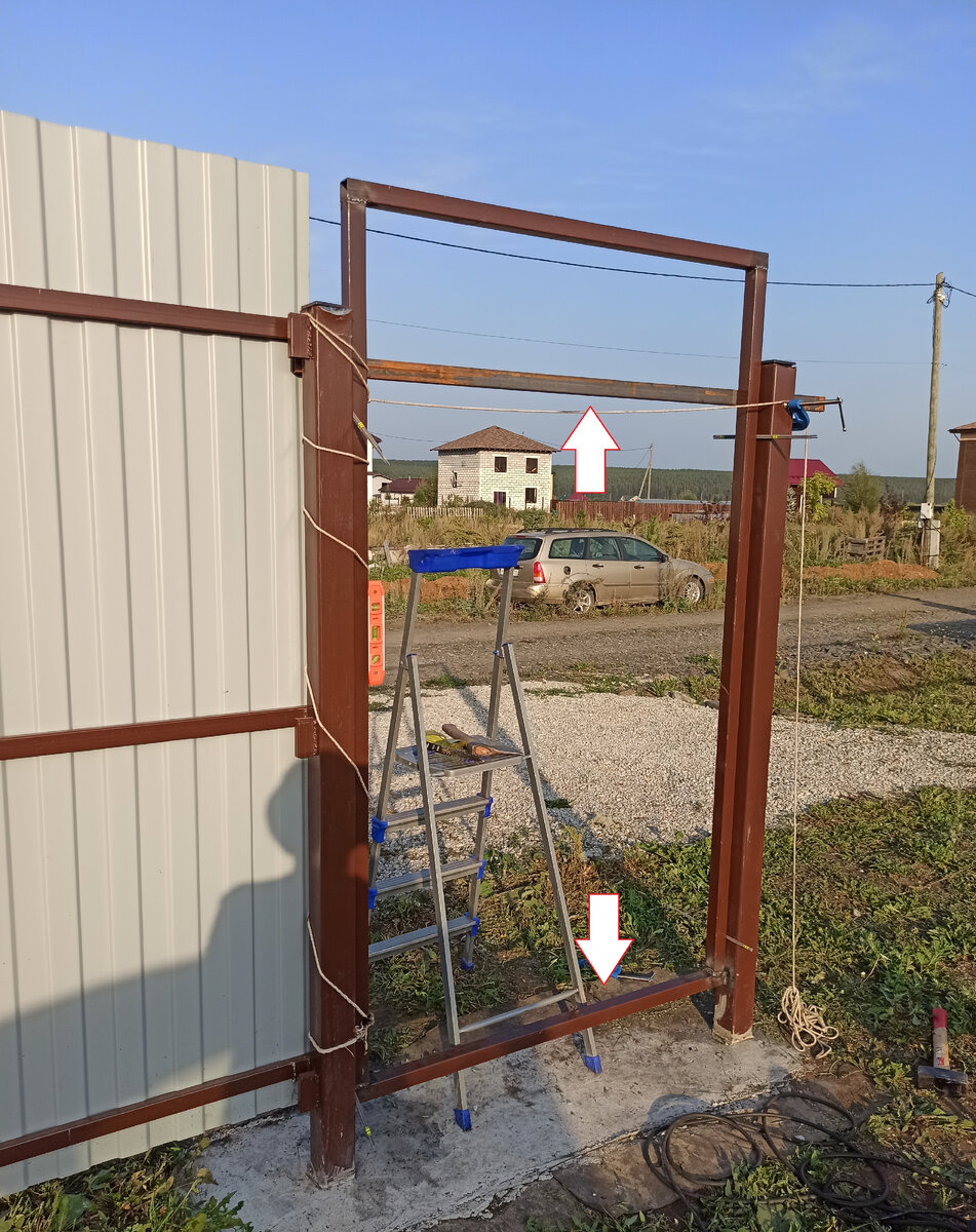 Стрелками указал нижнюю планку (входит в состав калитки) и верхнюю планку, которую потом срежу. Их приварил к столбам