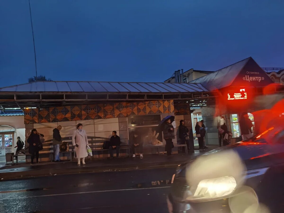 Видно из машины, как выделяется дама в светлом и как сливаются с пейзажем все остальные "люди в черном". Кстати, это самый центр города и еще не так и поздно.  