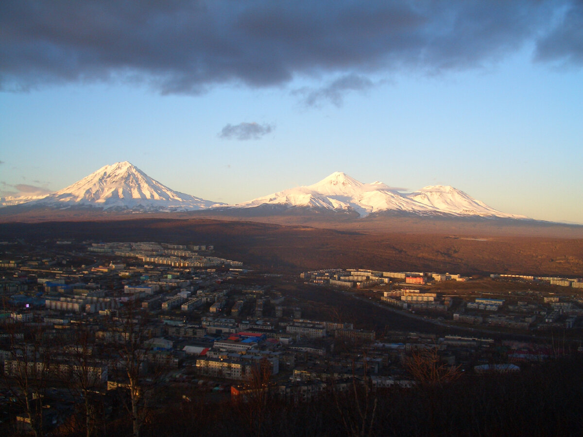 Осфр по камчатскому краю. Петропавловск-камчатский исторический центр. Петропав зима петропавловск камчатский. Петропавловск камчатский здесь начинается камчатка. Петропавловск-камчатский 1740.