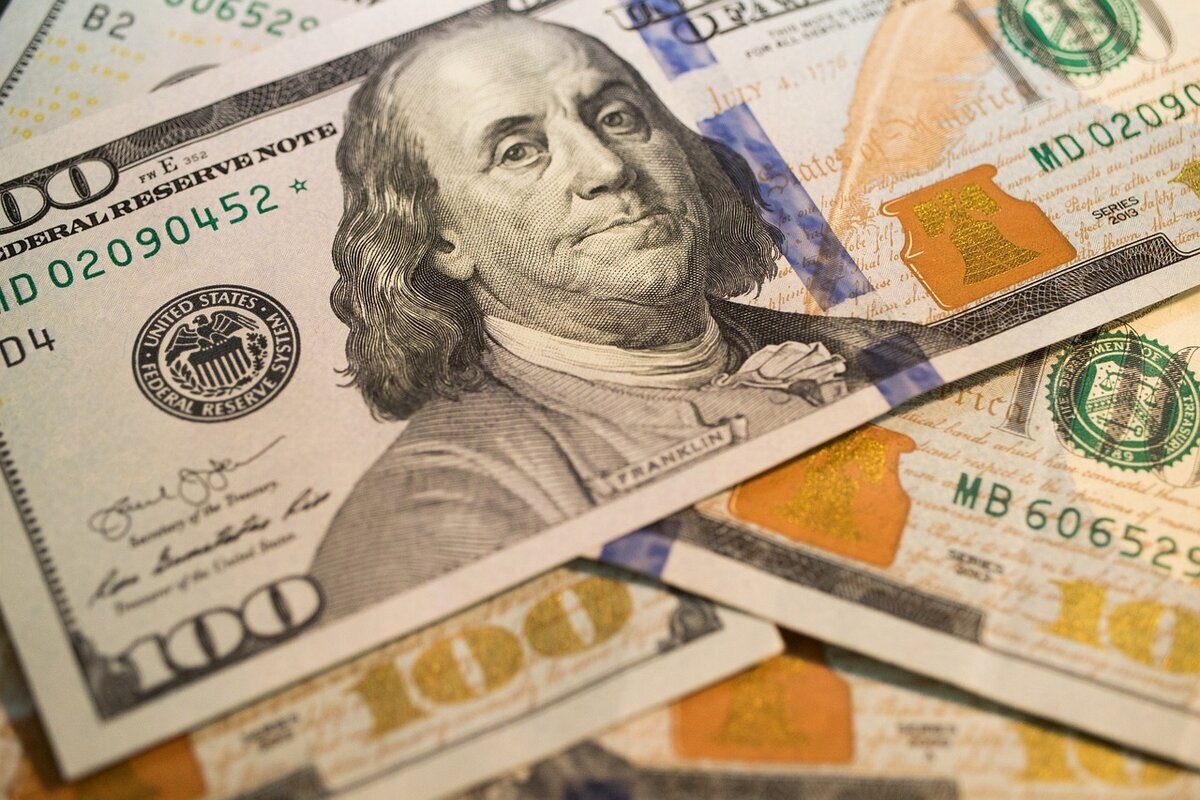 Новая денежная единица - доллар - введена в США 2 апреля 1792 года.