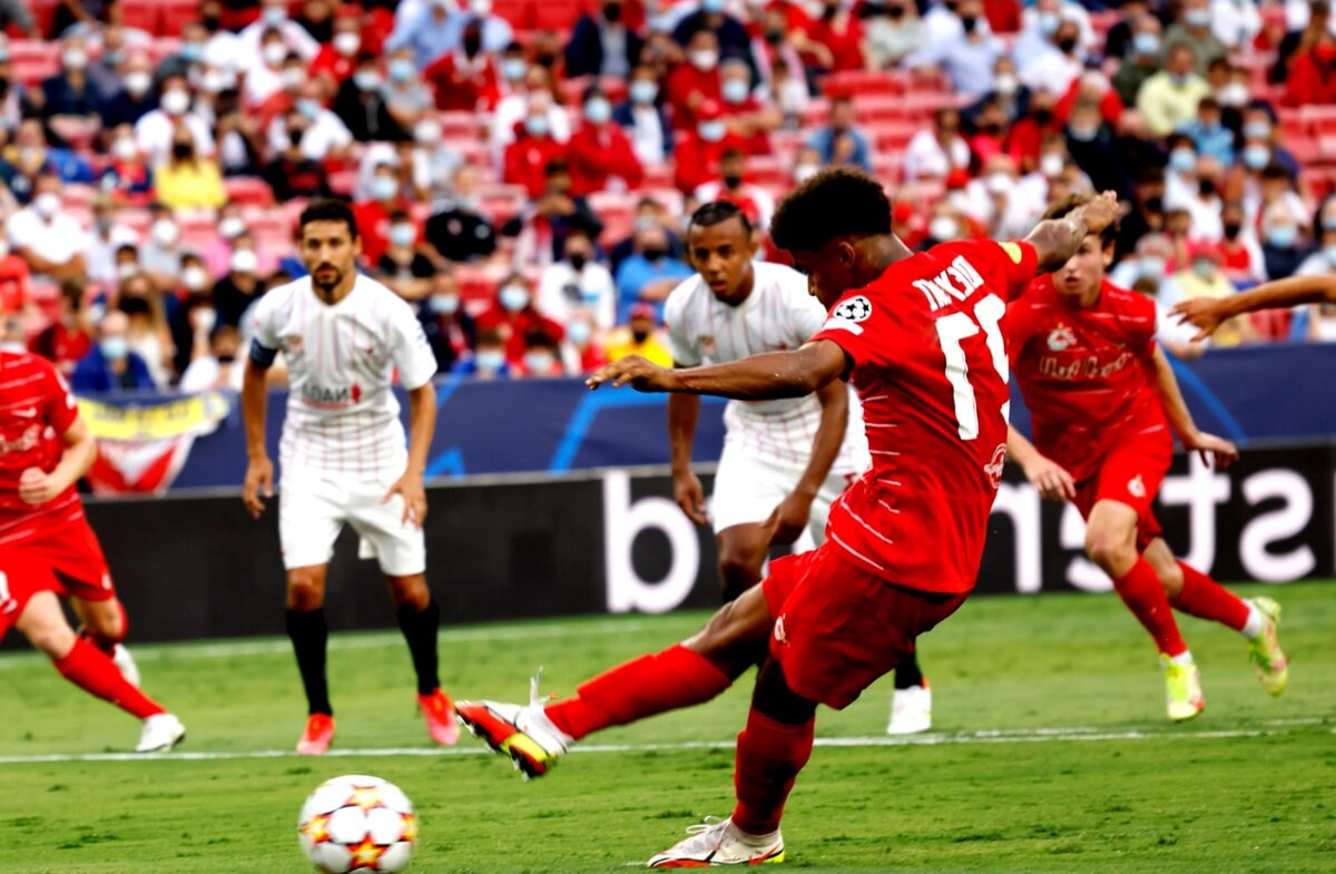 Адейми промахивается с точки