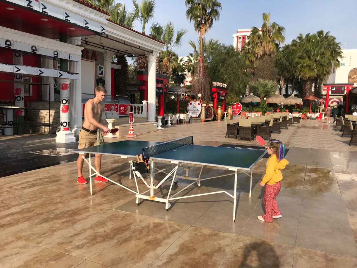 Нас в декабре 2020 года погода порадовала, мы много гуляли, веселились, кто-то даже чуть-чуть загорел (фото автора).