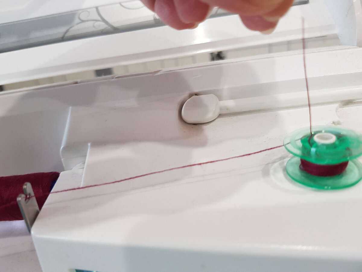 Почему в швейной машине путается нижняя нить и что с этим делать?