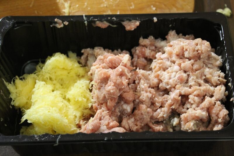 Чуть кабачка натертого на средней терке и вкус котлет заметно улучшается! Еще столько же лука, перемолотого с мясом и ваши котлеты можно отправлять на конкурс поваров.