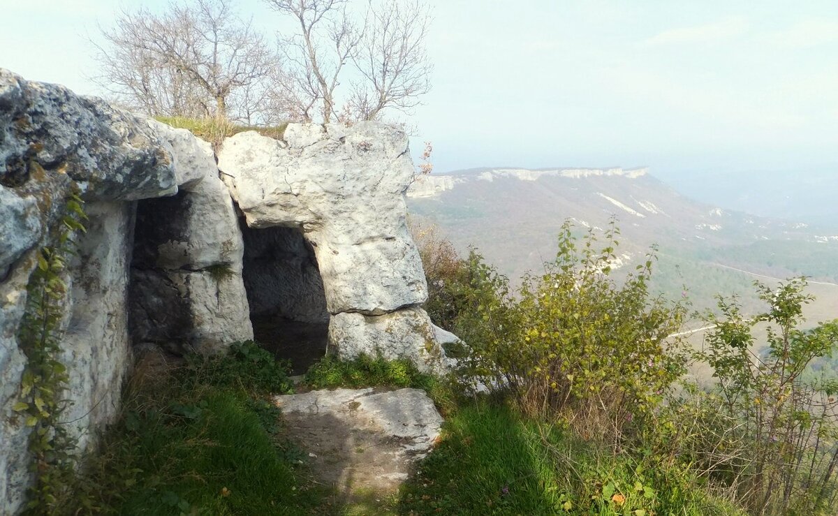Пещеры, выдолбленные в камне