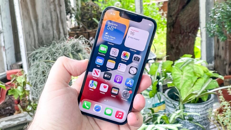 iPhone 13 mini имеет те же камеры, что и у iPhone 13, но при меньшем размере корпуса